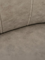 Chaise de salle à manger taupe Baxter de TOCO Meubles, revêtement effet suède, base métal noir, design moderne sans accoudoirs.