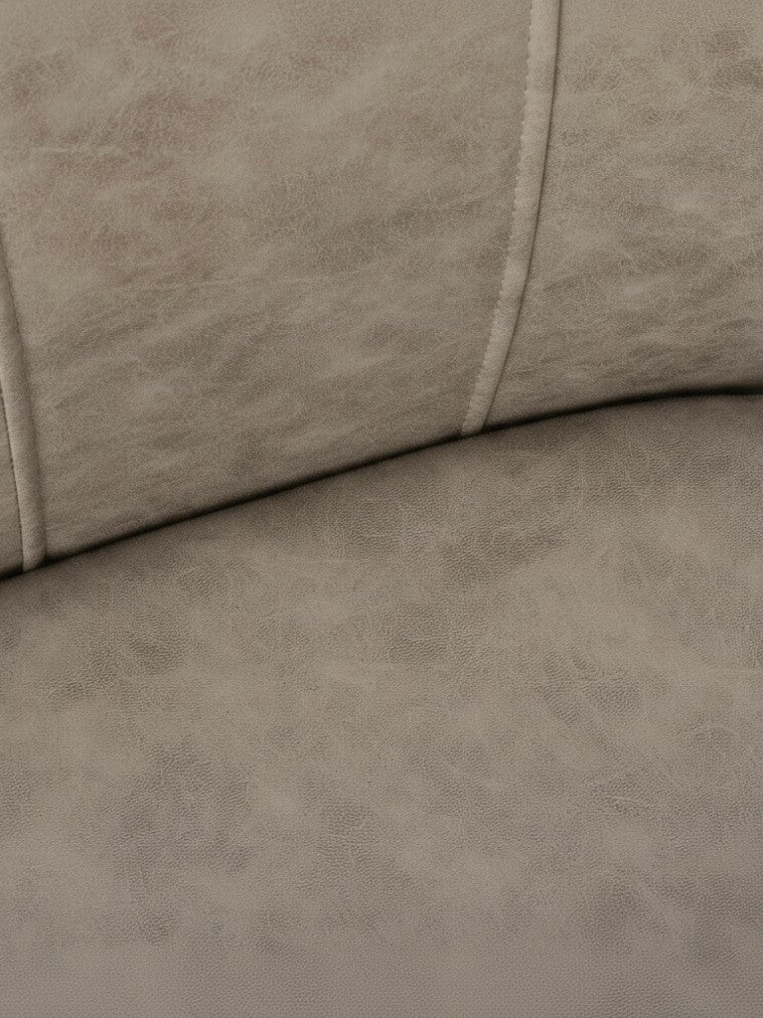 Chaise de salle à manger taupe Baxter de TOCO Meubles, revêtement effet suède, base métal noir, design moderne sans accoudoirs.