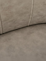 Chaise de salle à manger taupe Baxter de TOCO Meubles, revêtement effet suède, base métal noir, design moderne sans accoudoirs.