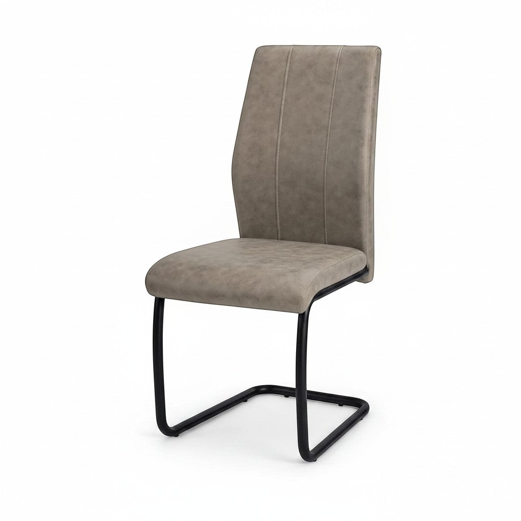 Chaise de salle à manger taupe Baxter TOCO Meubles en suède avec base en métal noir, design moderne sans accoudoirs.