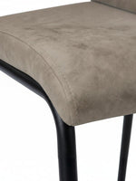 Chaise de salle à manger TOCO Meubles Baxter taupe en suède avec base en métal noir, design moderne sans accoudoirs.