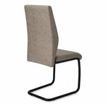 Chaise de salle à manger TOCO Meubles Baxter taupe en suède avec base en métal noir, design moderne sans accoudoirs.