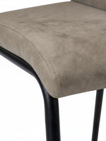 Chaise de salle à manger TOCO Meubles Baxter taupe en suède avec base en métal noir, design moderne sans accoudoirs.