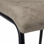 Chaise de salle à manger TOCO Meubles Baxter taupe en suède avec base en métal noir, design moderne sans accoudoirs.