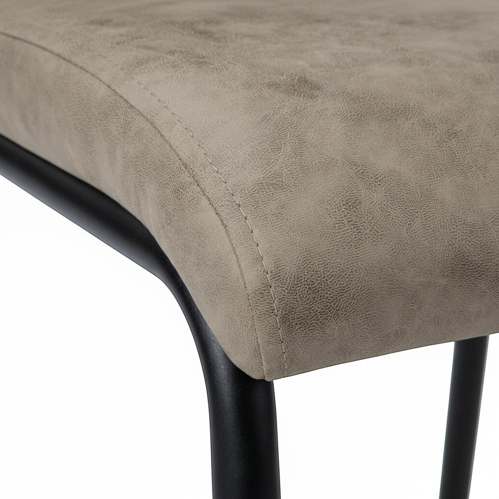 Chaise de salle à manger TOCO Meubles Baxter taupe en suède avec base en métal noir, design moderne sans accoudoirs.