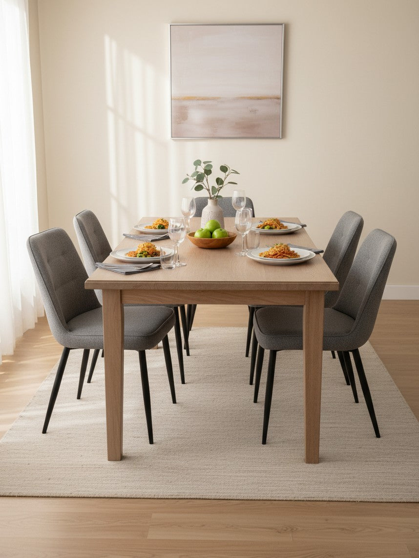 Chaise de salle à manger TOCO Meubles Beaulieu en tissu bouclé gris avec pieds en métal noir autour d'une table