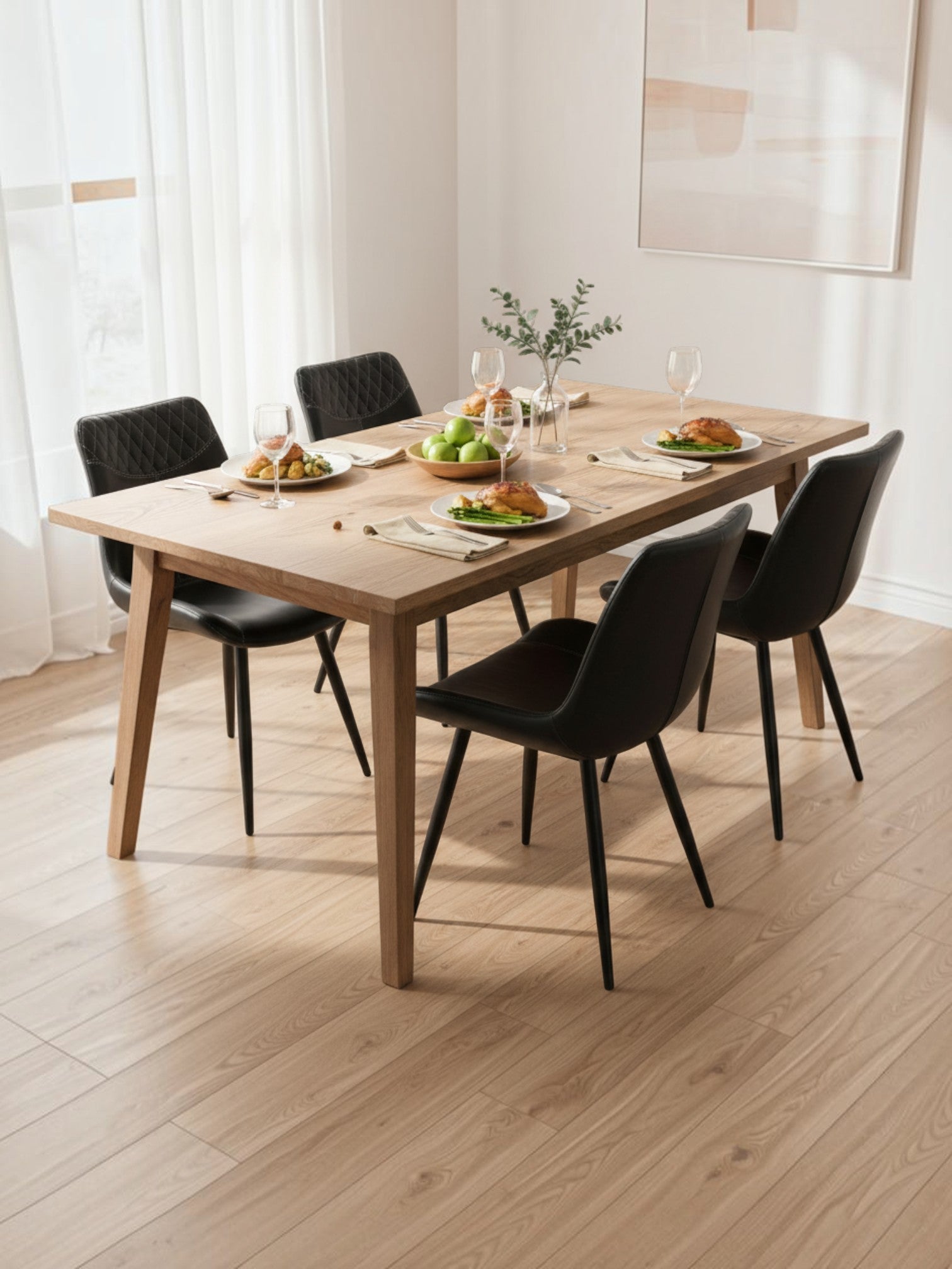 Chaises de salle à manger TOCO Meubles Belair en similicuir noir avec capitonnage diamant autour d'une table en bois