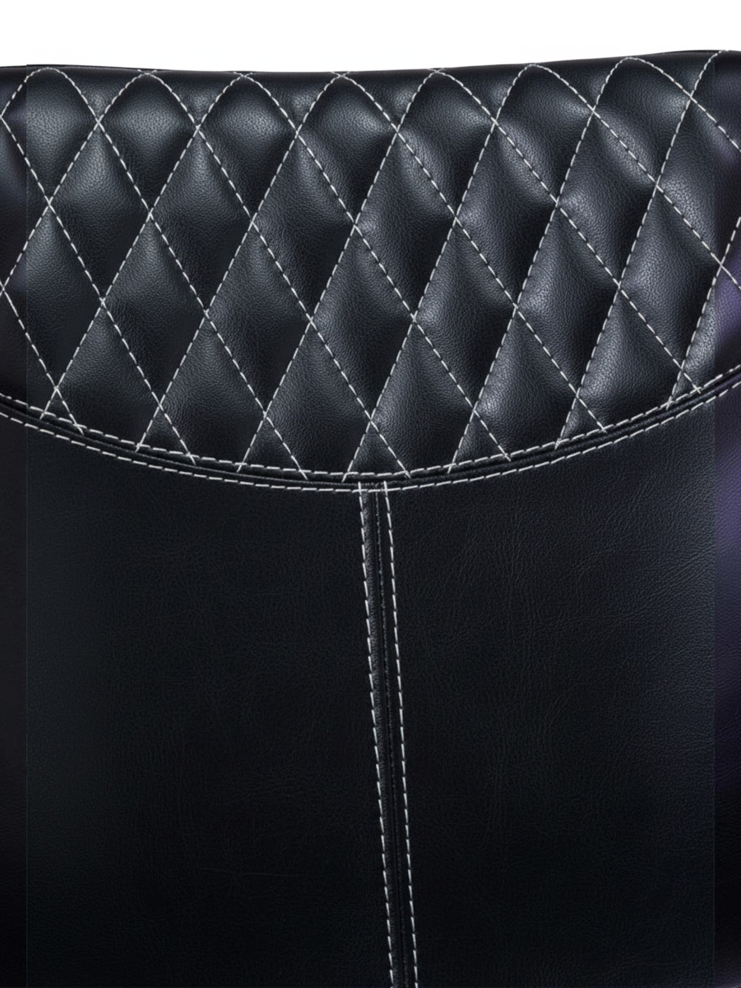 Gros plan sur le dossier en similicuir noir de la chaise TOCO Meubles Belair avec capitonnage diamant et surpiqûres