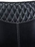 Gros plan sur le dossier en similicuir noir de la chaise TOCO Meubles Belair avec capitonnage diamant et surpiqûres