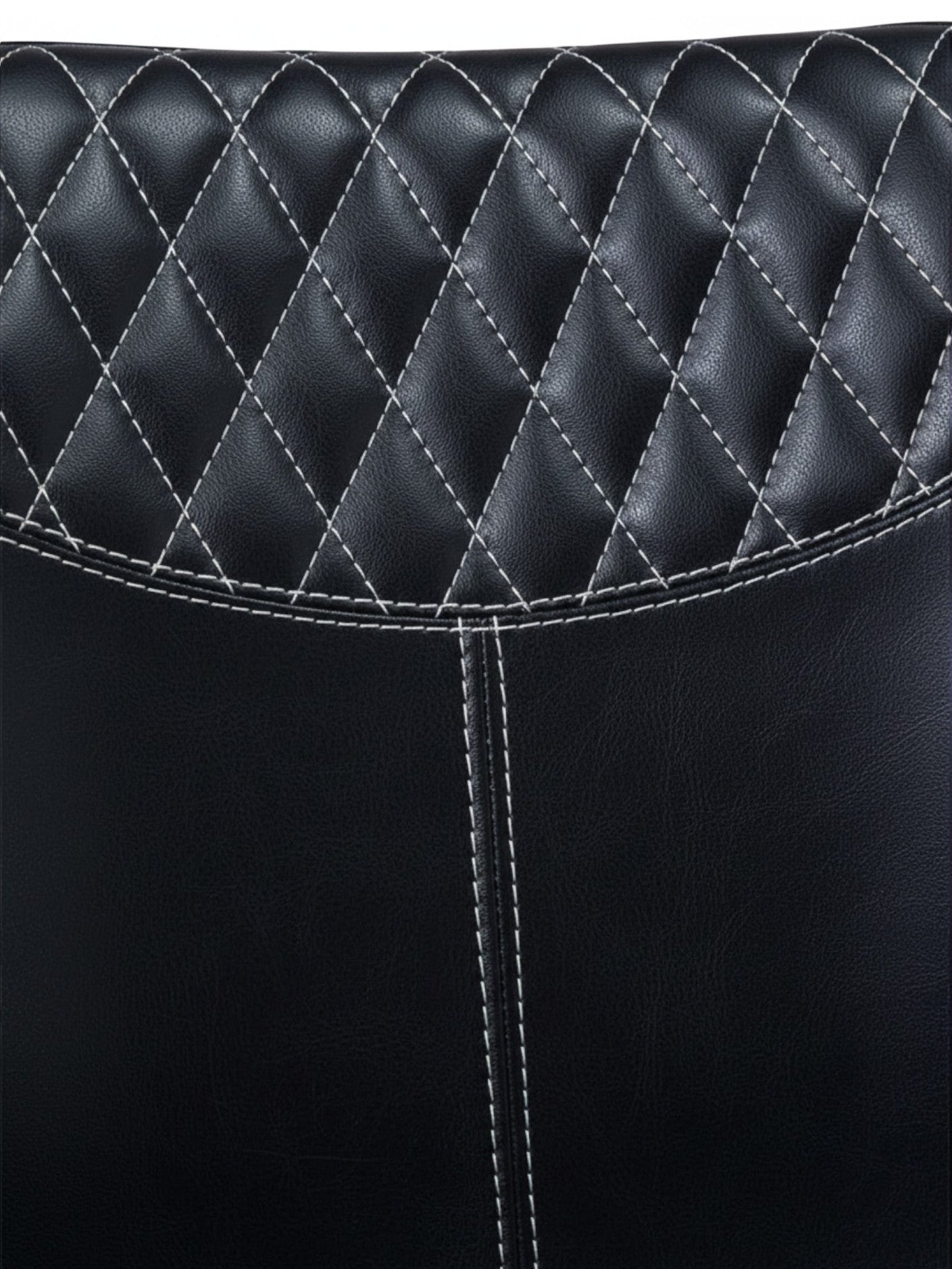 Gros plan sur le dossier en similicuir noir de la chaise TOCO Meubles Belair avec capitonnage diamant et surpiqûres