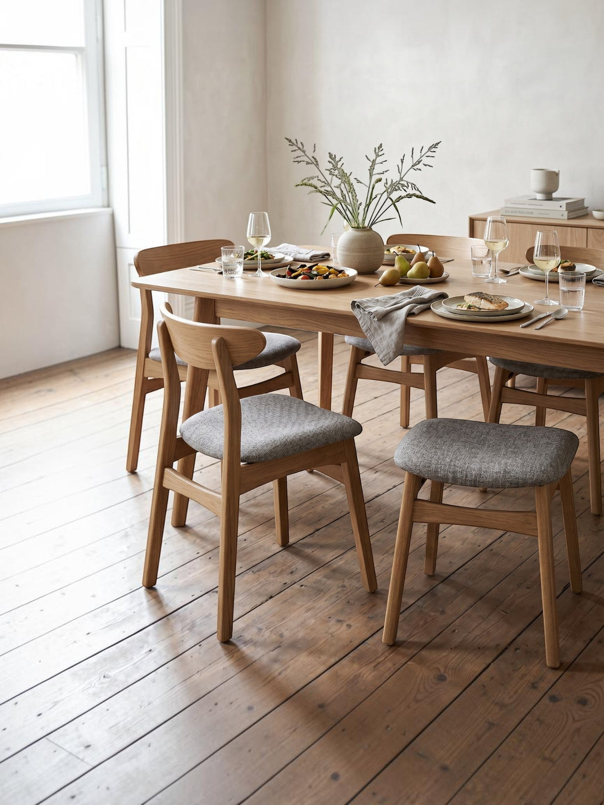 Chaise de salle à manger TOCO Meubles Venice en bois massif avec assise rembourrée en tissu gris style scandinave