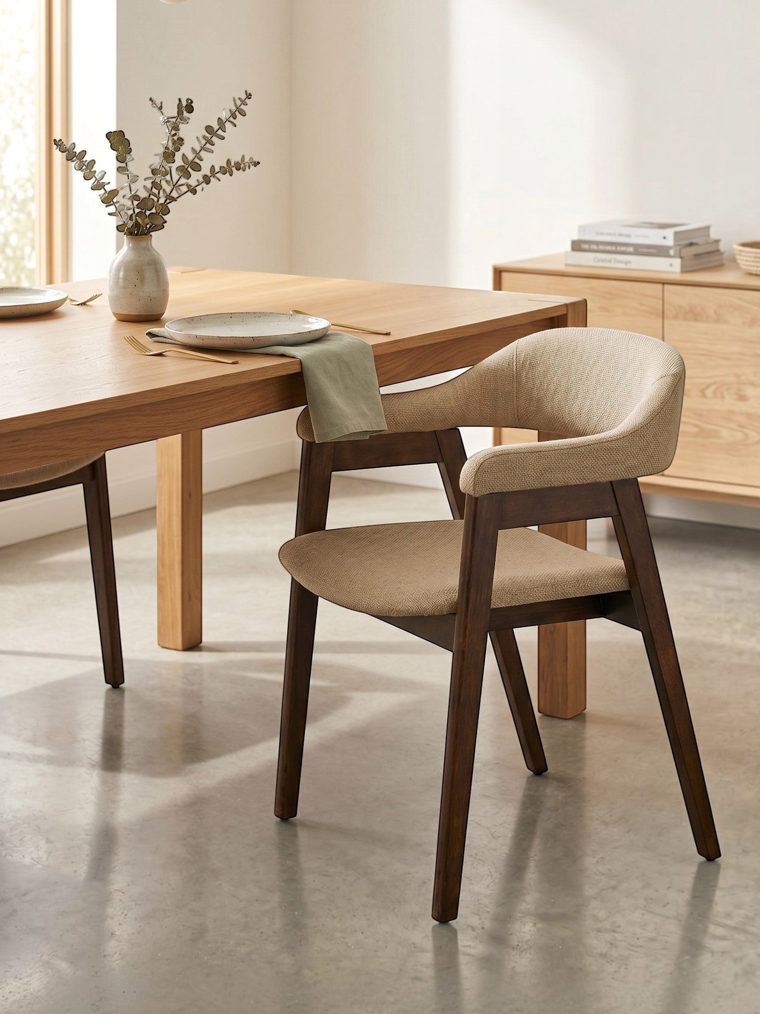 Chaise de salle à manger TOCO Meubles Capri en bois massif foncé et tissu beige au design milieu du siècle