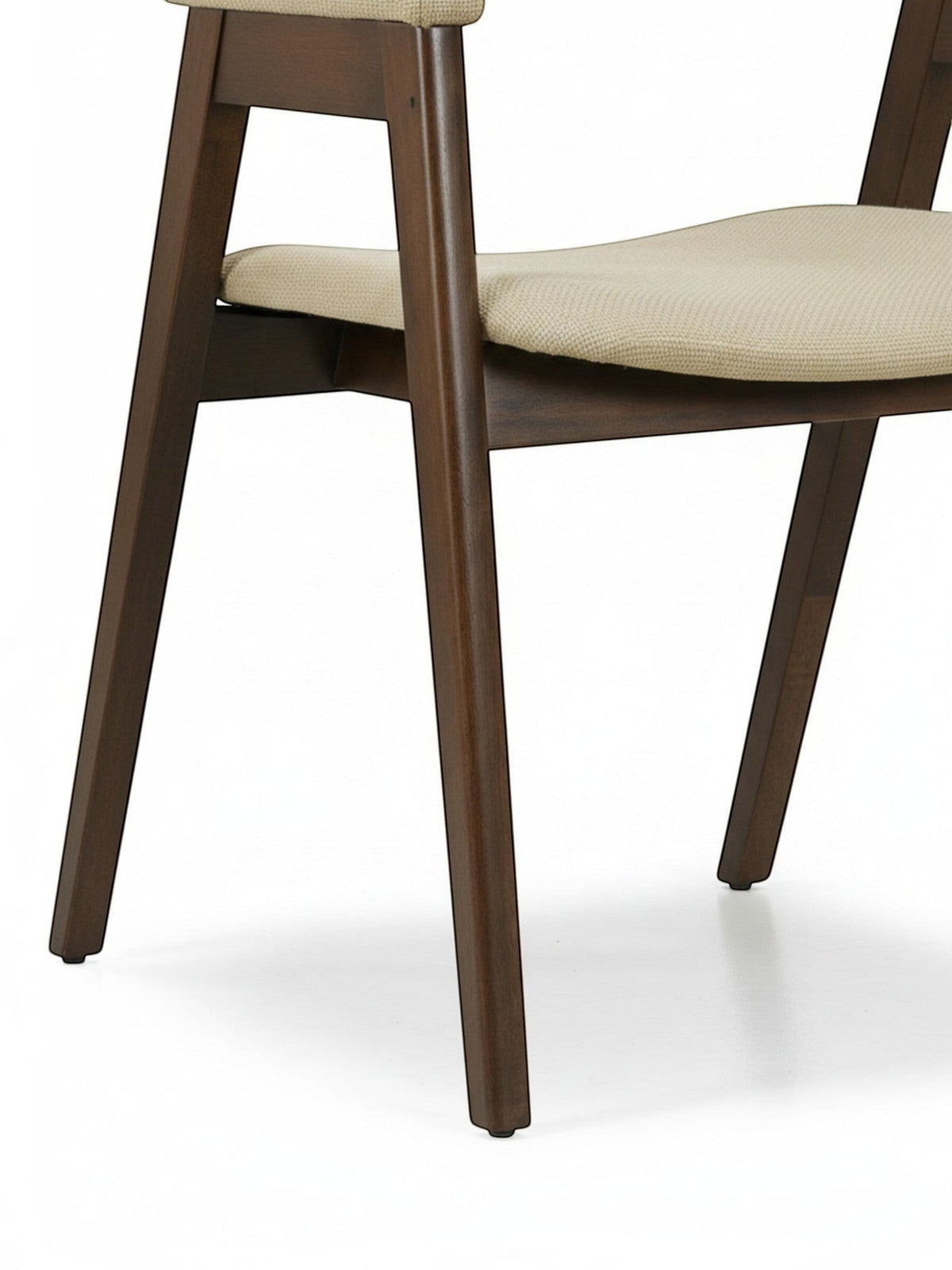 Chaise TOCO Meubles Capri en bois massif noyer foncé avec assise rembourrée en tissu couleur sable style mid-century