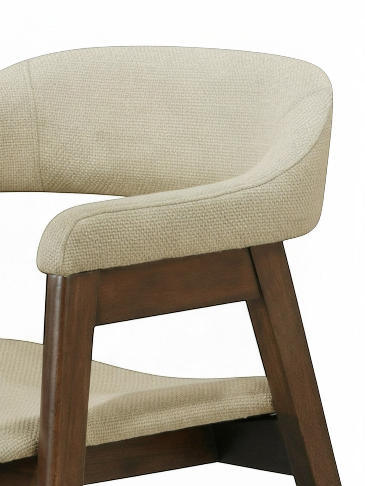 Chaise TOCO Meubles Capri en bois massif noyer foncé avec assise et dossier rembourrés en tissu couleur sable