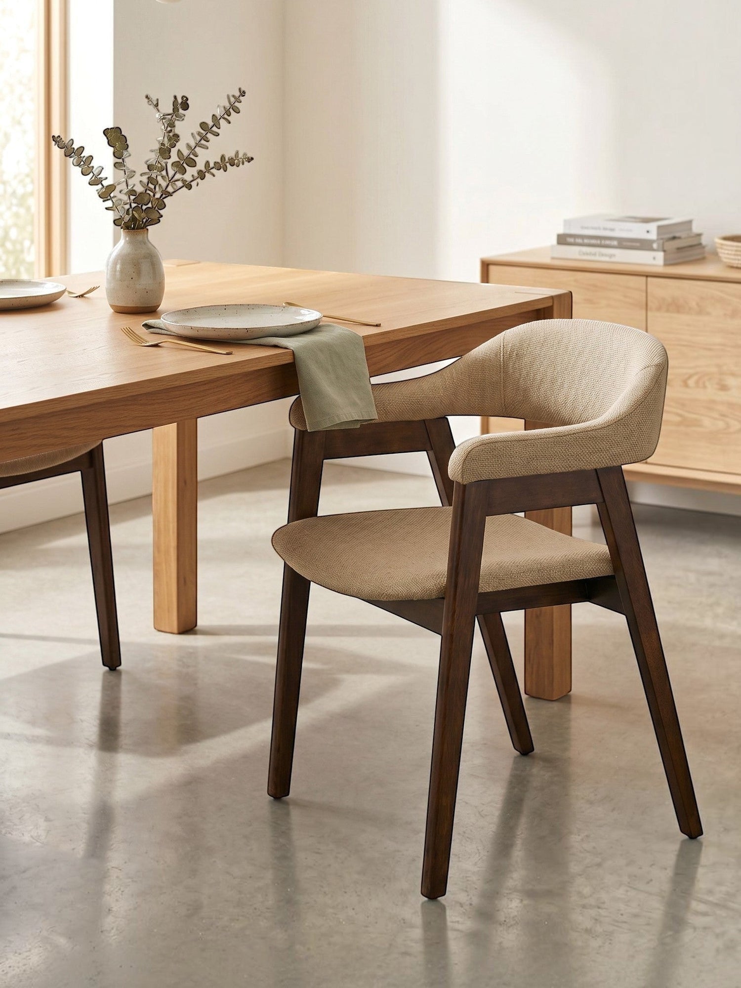 Chaise de repas TOCO Meubles Capri en bois massif noyer foncé avec assise et dossier rembourrés en tissu sable