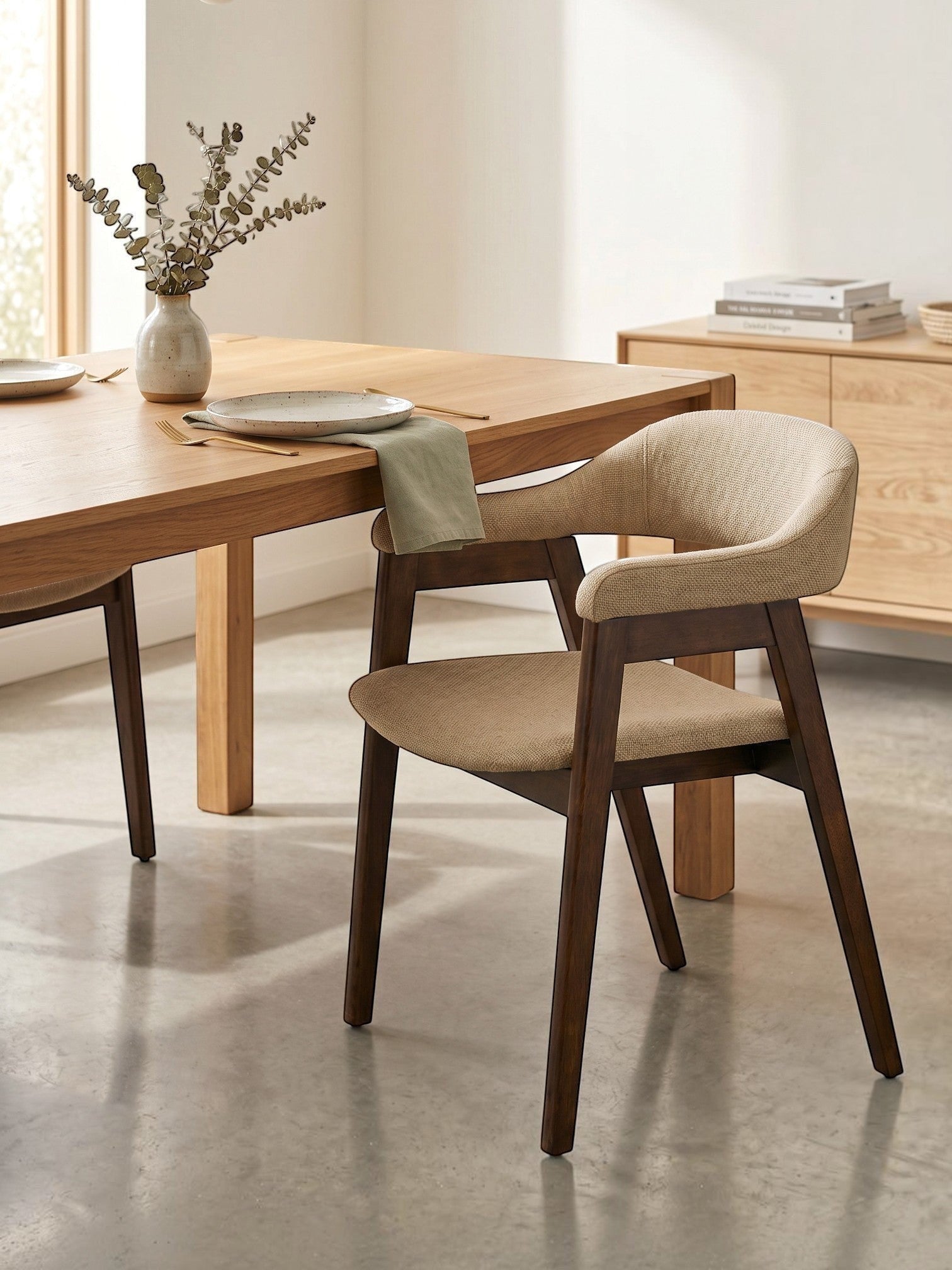 Chaise de repas TOCO Meubles Capri en bois massif noyer foncé avec assise et dossier rembourrés en tissu sable