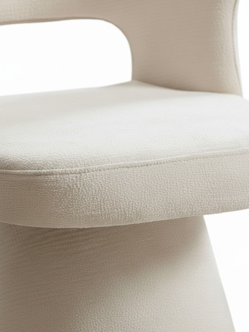 Chaise de cuisine TOCO Meubles Sofia en tissu bouclette beige avec dossier ajouré et assise confortable
