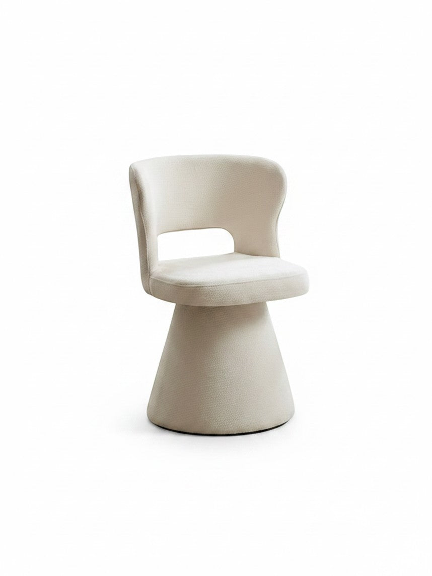 Chaise de cuisine Sofia par TOCO Meubles en tissu beige avec dossier ajouré et base conique moderne