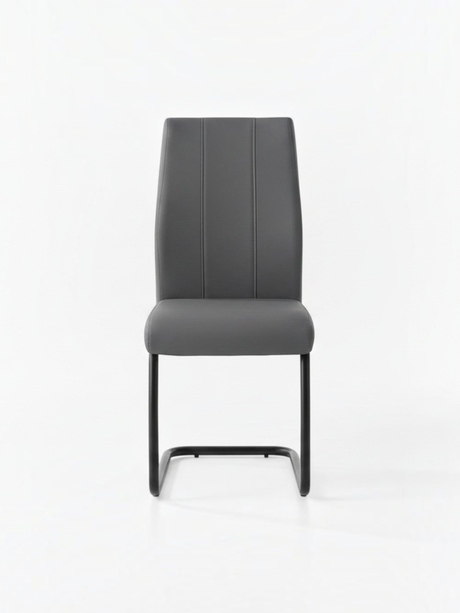 Chaise de cuisine Xena par TOCO Meubles en similicuir gris avec structure en métal noir et dossier surpiqué