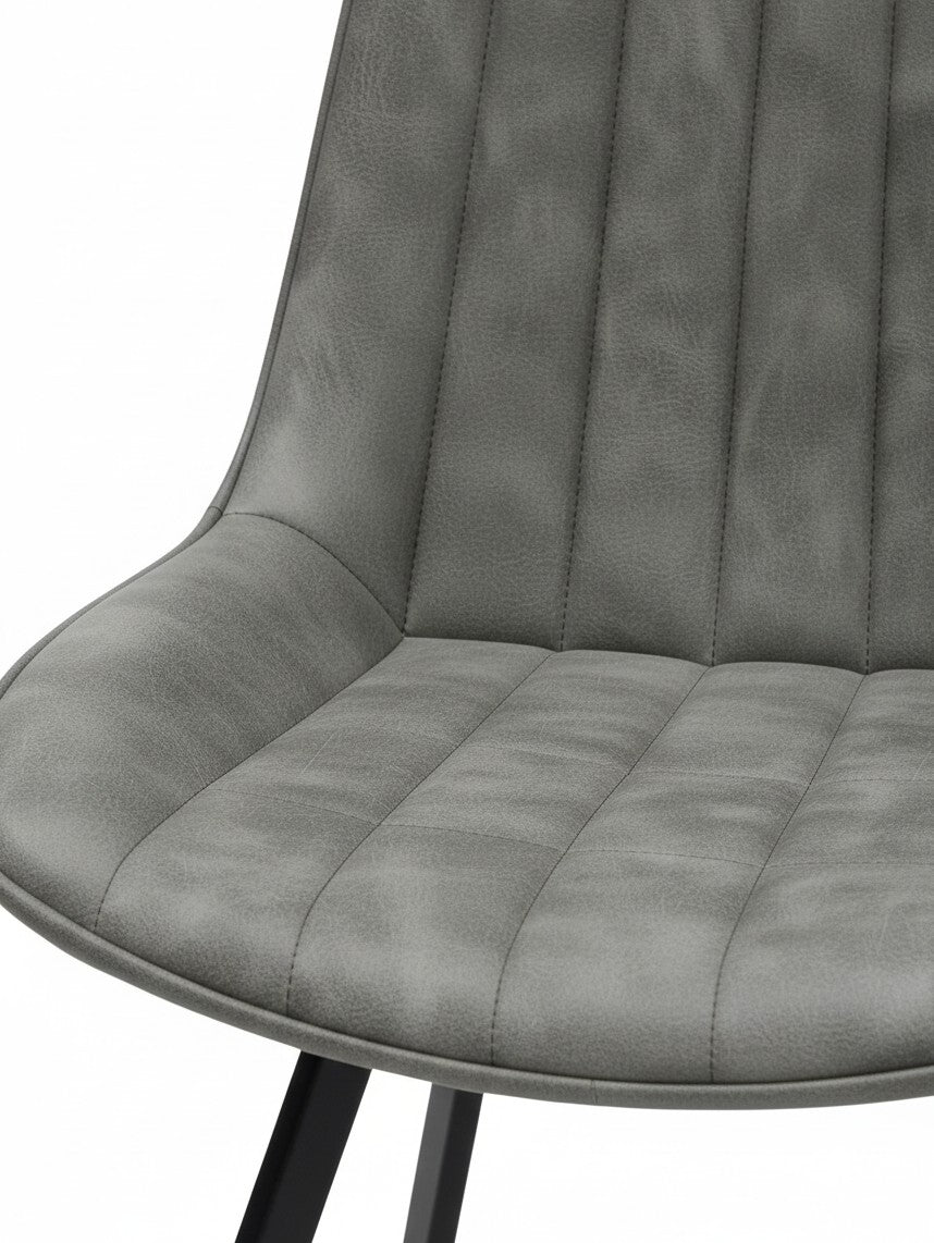 Chaise de cuisine Cynthia TOCO Meubles en similicuir gris avec coutures verticales et pieds noirs