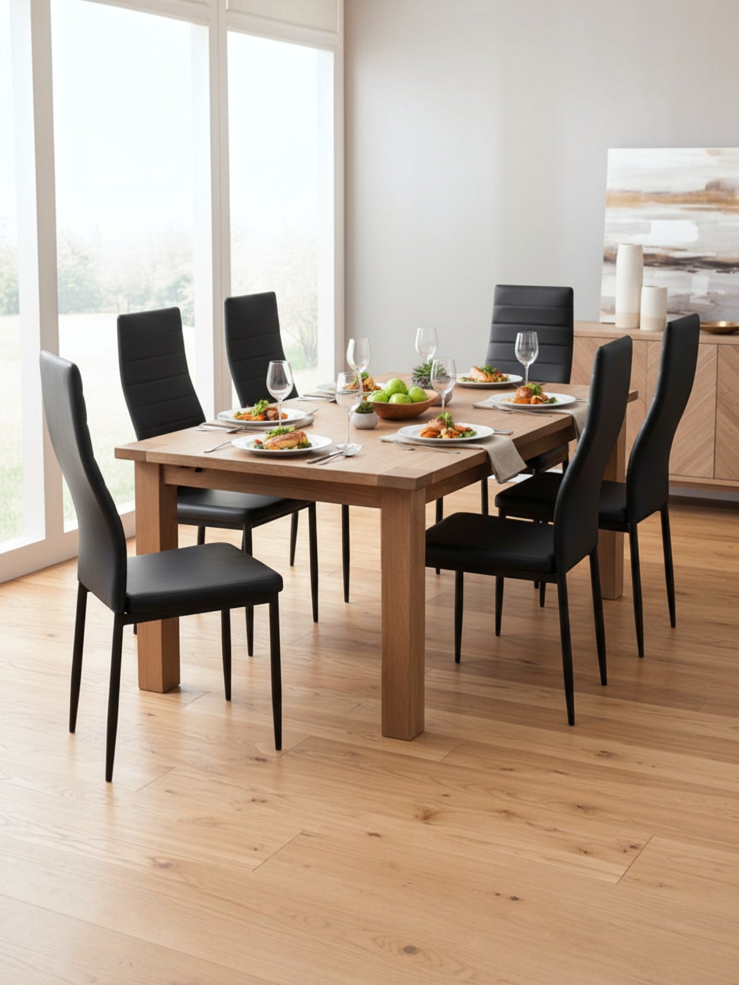 Chaise de cuisine TOCO Meubles noire au design moderne avec pieds en métal autour d'une table en bois clair