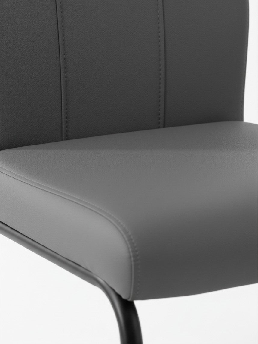 Gros plan sur le revêtement en similicuir gris de la chaise de cuisine Xena par TOCO Meubles avec coutures apparentes