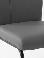 Gros plan sur le revêtement en similicuir gris de la chaise de cuisine Xena par TOCO Meubles avec coutures apparentes