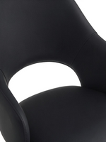 Chaise de salle à manger moderne TOCO Meubles Denzo en similicuir noir avec dossier courbé et pieds en métal noir mat