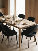 Ensemble de salle à manger TOCO Meubles avec chaises Denzo noires en similicuir autour d'une table en bois clair