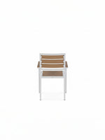 Chaise d'extérieur TOCO Meubles Transformer avec structure blanche et lattes en bois clair, vue de dos