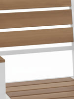 Gros plan sur le dossier et l'assise en bois clair de la chaise extérieure Transformer de TOCO Meubles avec cadre blanc