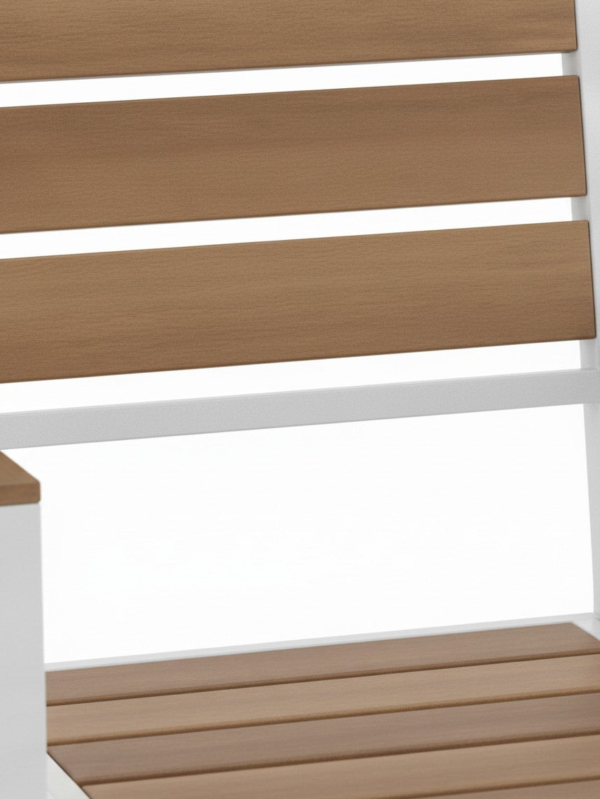 Gros plan sur le dossier et l'assise en bois clair de la chaise extérieure Transformer de TOCO Meubles avec cadre blanc