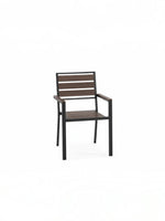 Chaise d'extérieur TOCO Meubles Transformer avec structure noire et lattes en bois foncé, style moderne et empilable.