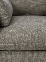 Gros plan sur le tissu texturé gris granit de la chaise Faro de TOCO Meubles