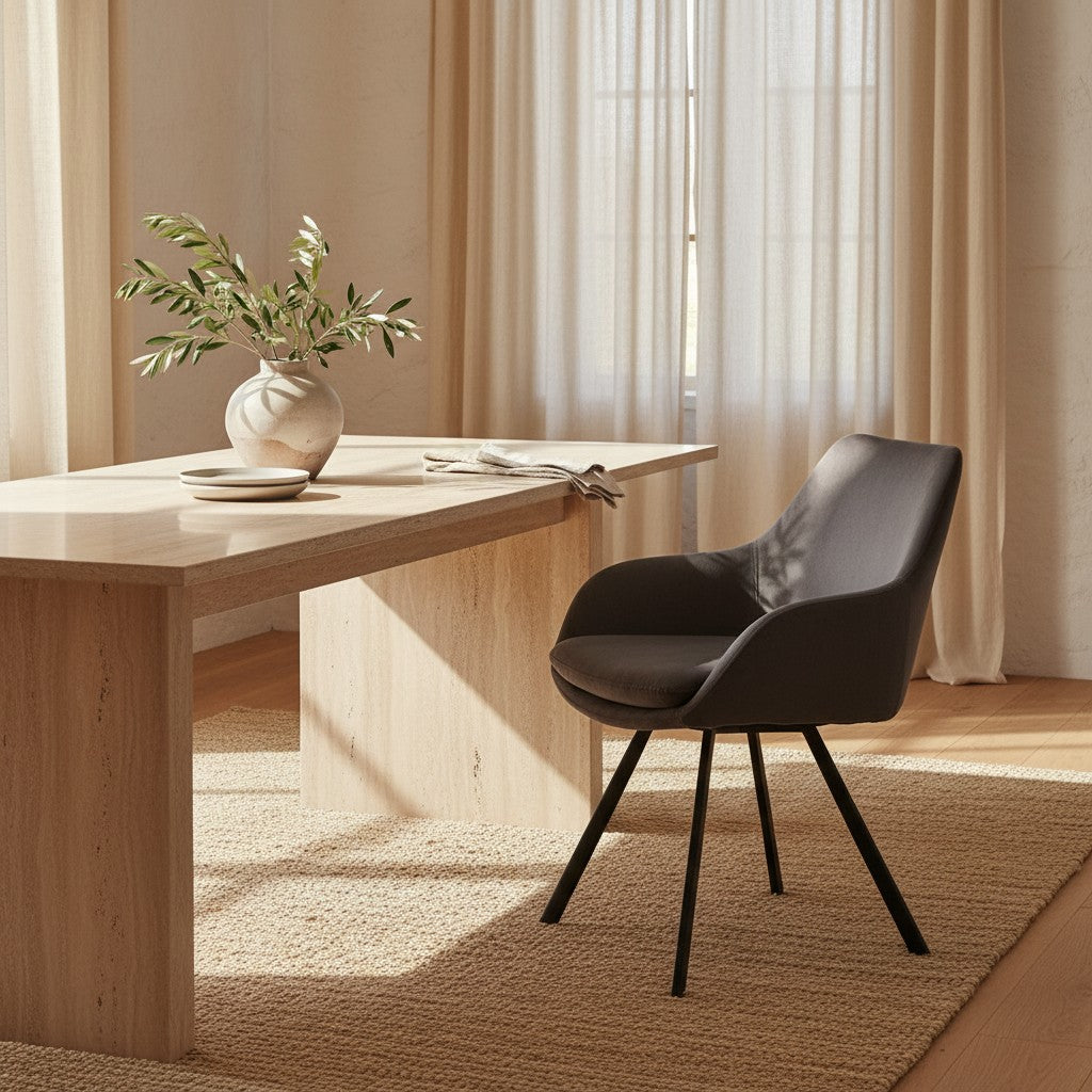 Chaise de salle à manger TOCO Meubles Gianna en tissu gris avec pieds noirs inclinés et accoudoirs.