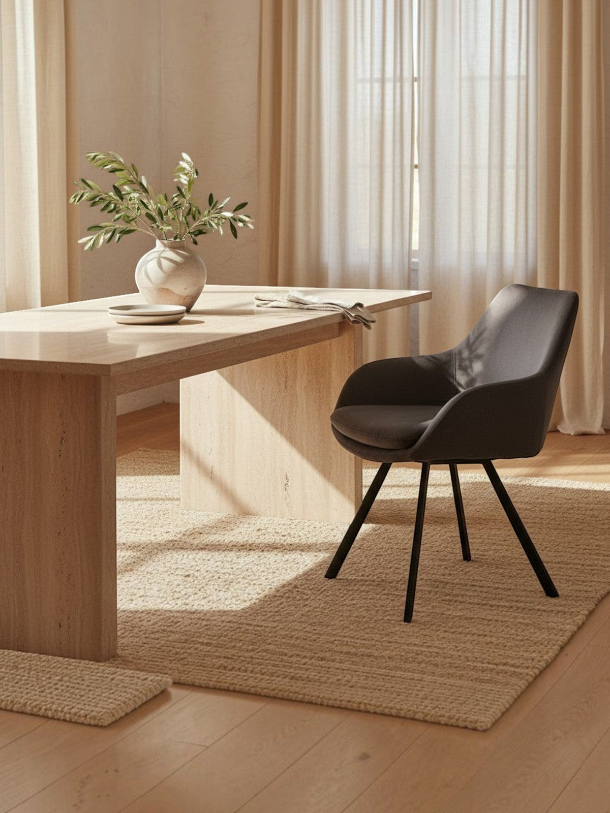 Chaise de salle à manger TOCO Meubles Gianna en tissu gris avec pieds noirs inclinés et accoudoirs.
