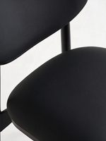 Chaise de salle à manger Gidéo TOCO Meubles noire en similicuir avec dossier ovale et structure en métal noir mat