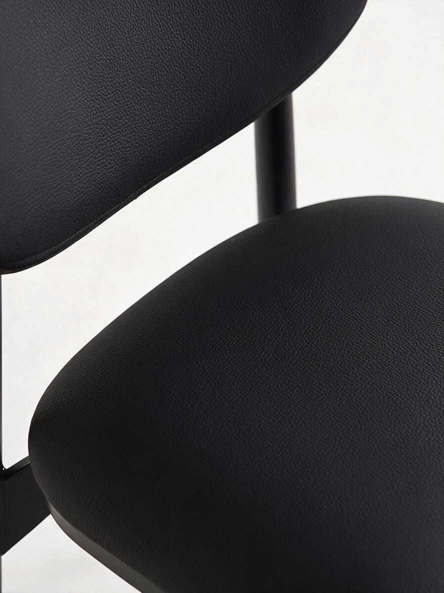 Chaise de salle à manger Gidéo TOCO Meubles noire en similicuir avec dossier ovale et structure en métal noir mat