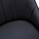 TOCO Meubles Chaise Hendrix noire en similicuir capitonné, dossier incurvé et pieds effilés pour salle à manger.