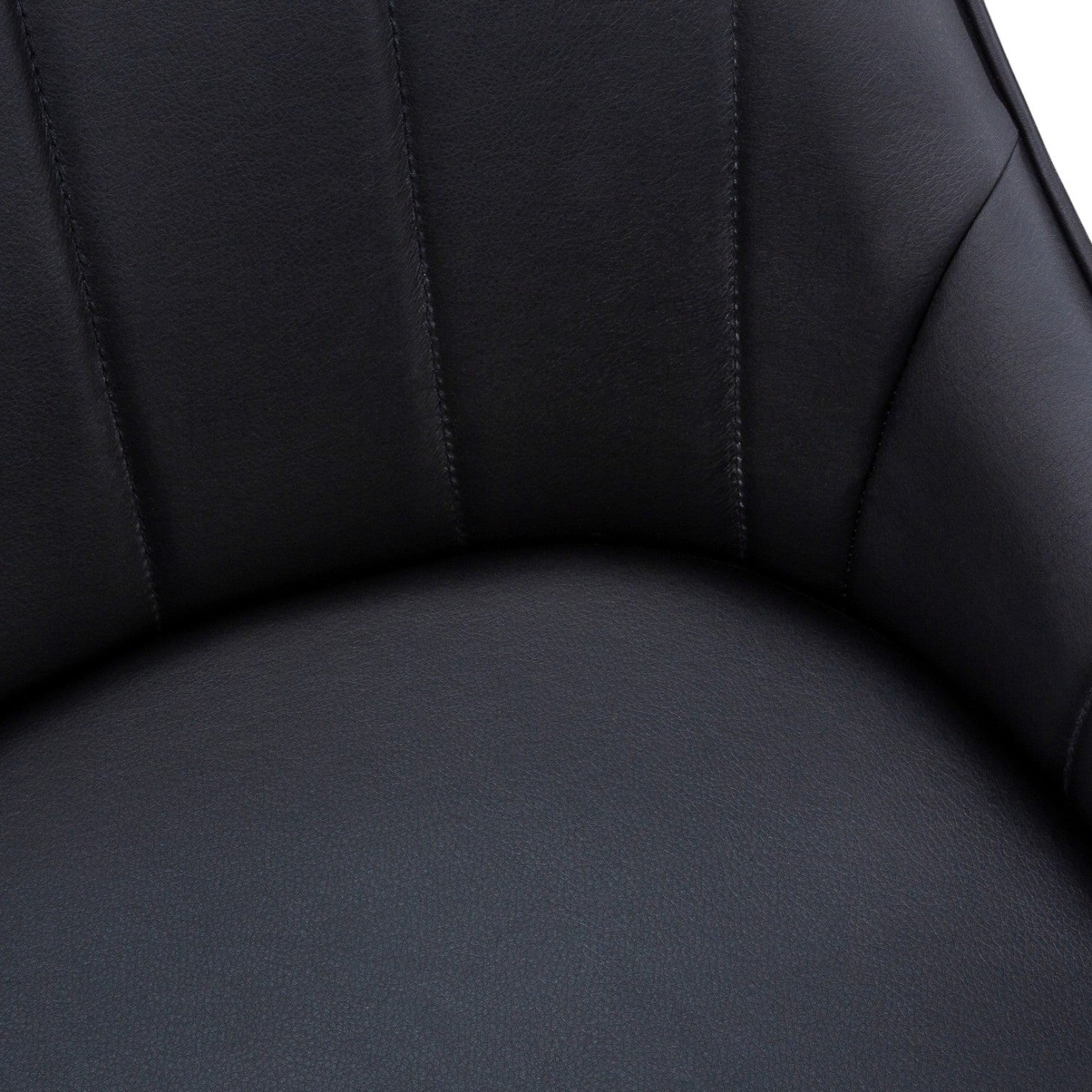 TOCO Meubles Chaise Hendrix noire en similicuir capitonné, dossier incurvé et pieds effilés pour salle à manger.