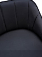 TOCO Meubles Chaise Hendrix noire en similicuir capitonné, dossier incurvé et pieds effilés pour salle à manger.