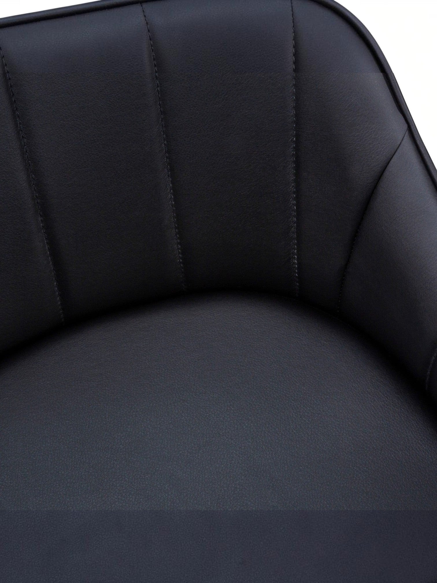 TOCO Meubles Chaise Hendrix noire en similicuir capitonné, dossier incurvé et pieds effilés pour salle à manger.