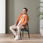 Chaise Transformer TOCO Meubles en hickory fumé, assise rembourrée grise, design moderne et épuré.