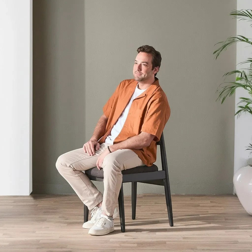 Chaise Transformer TOCO Meubles en hickory fumé, assise rembourrée grise, design moderne et épuré.