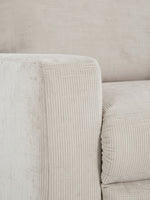 Gros plan sur le tissu texturé beige de la chaise inclinable Toscana de TOCO Meubles