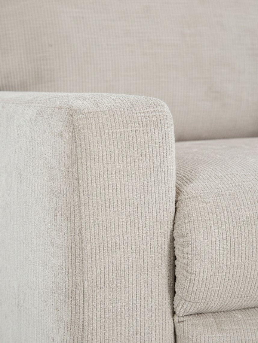 Gros plan sur le tissu texturé beige de la chaise inclinable Toscana de TOCO Meubles