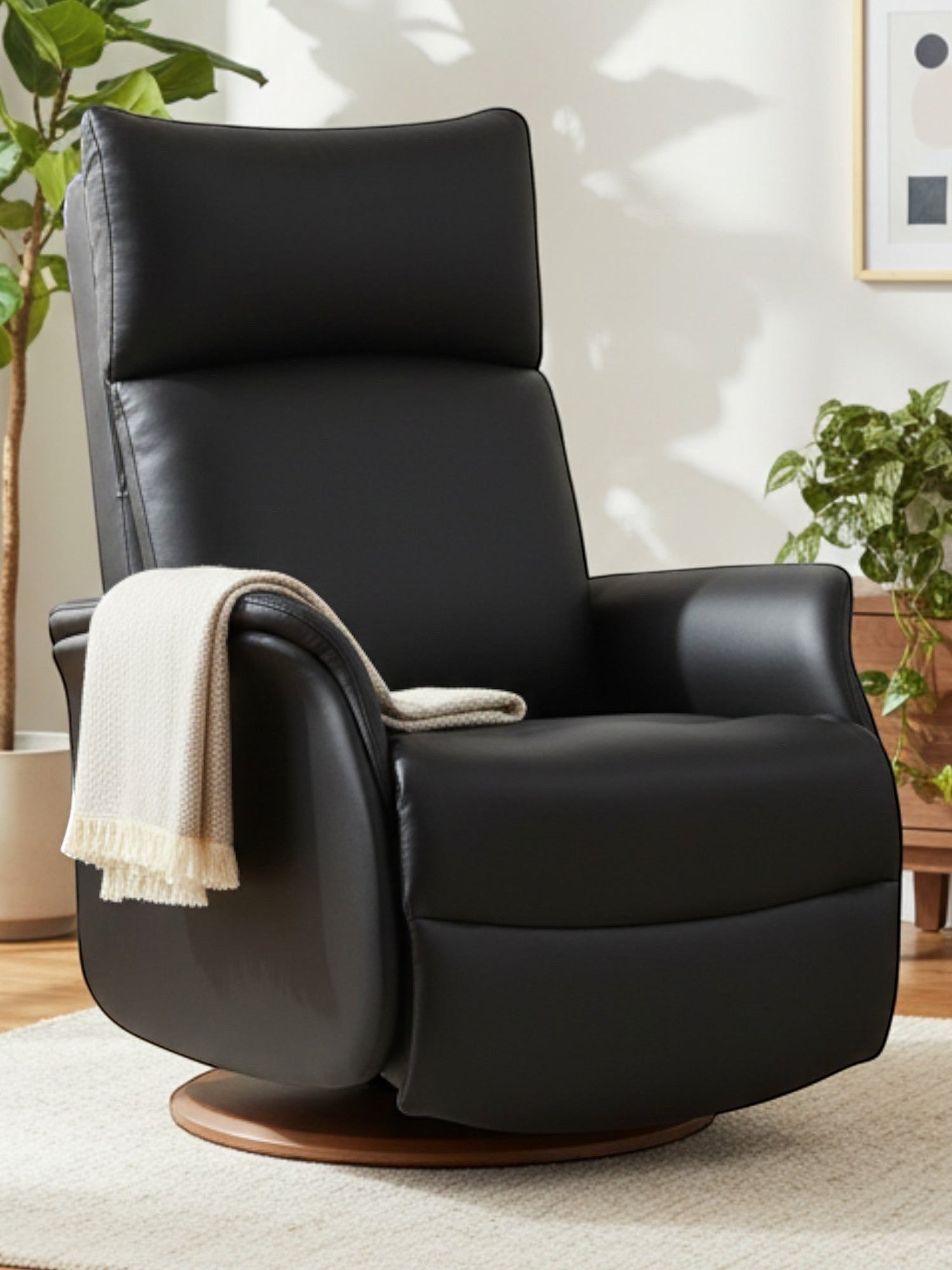 Chaise inclinable Eva TOCO Meubles en cuir noir avec base pivotante en bois dans un salon moderne et lumineux