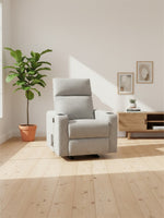 Chaise inclinable Maxima de TOCO Meubles en tissu gris clair avec porte-gobelets dans un salon moderne et lumineux