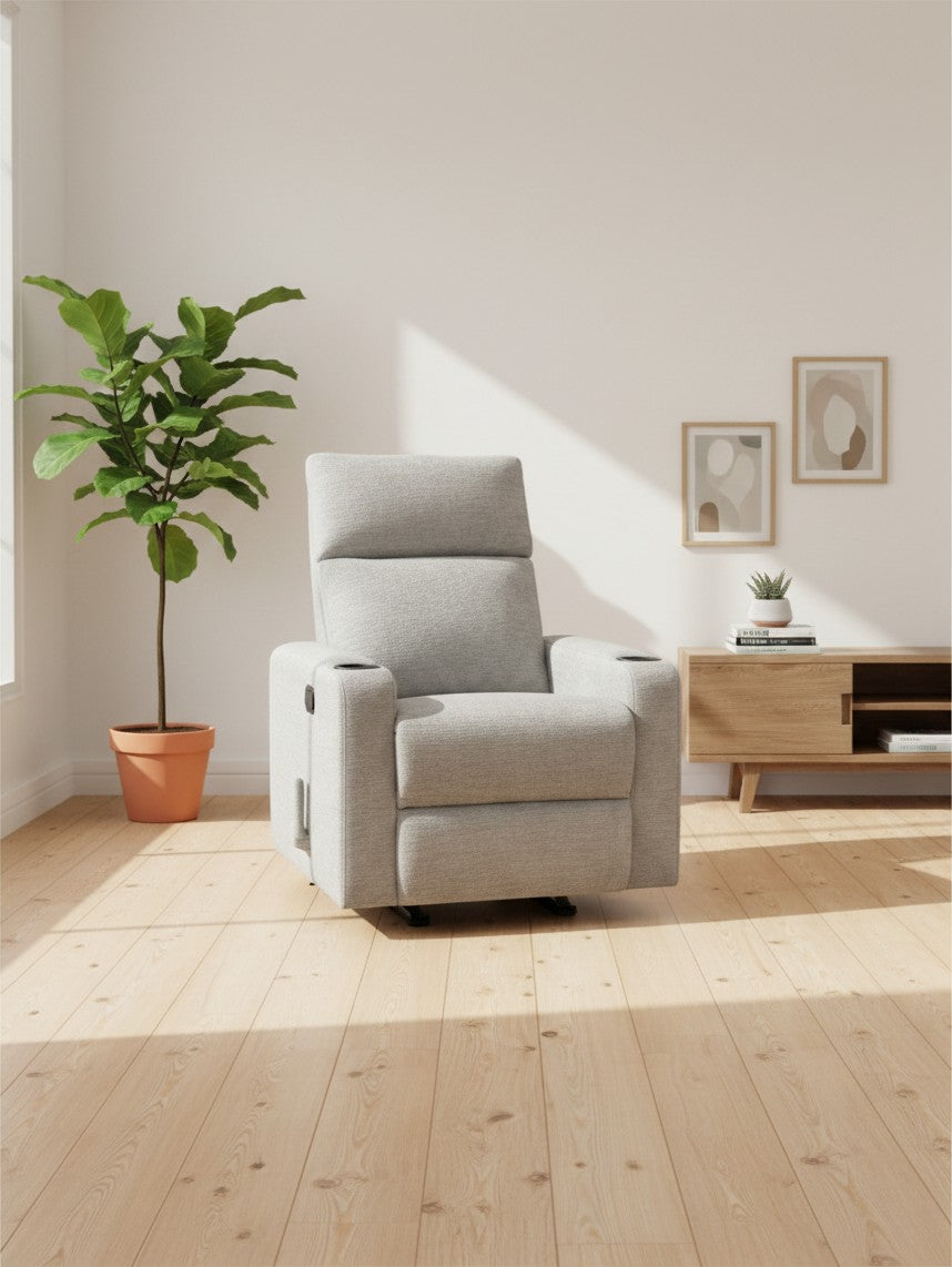 Chaise inclinable Maxima de TOCO Meubles en tissu gris clair avec porte-gobelets dans un salon moderne et lumineux