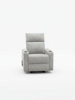 Chaise inclinable Maxima de TOCO Meubles en tissu gris clair avec porte-gobelets intégrés sur fond blanc